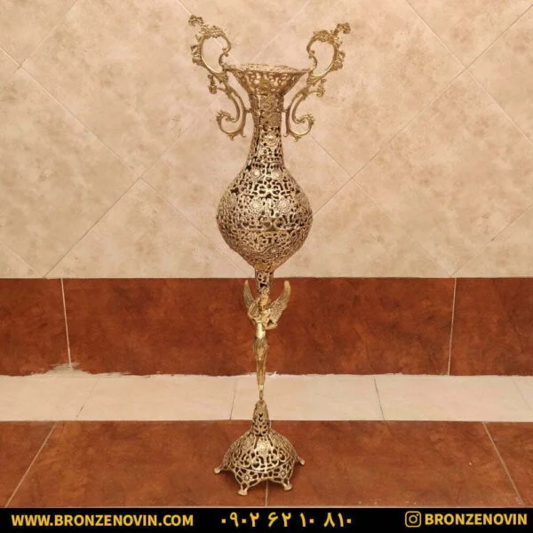 گلدان برنزی کنار سالنی طرح فرشته