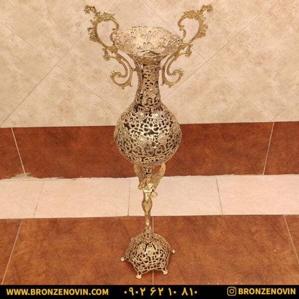 گلدان کنار سالنی برنجی فرشته