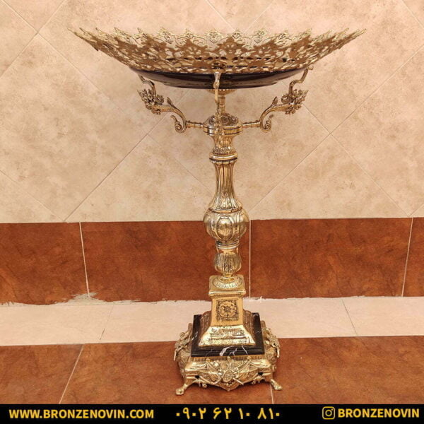 میوه خوری برنزی کنار سالنی پایه سنگی