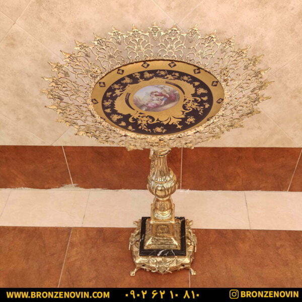 میوه خوری کنار سالنی برنجی