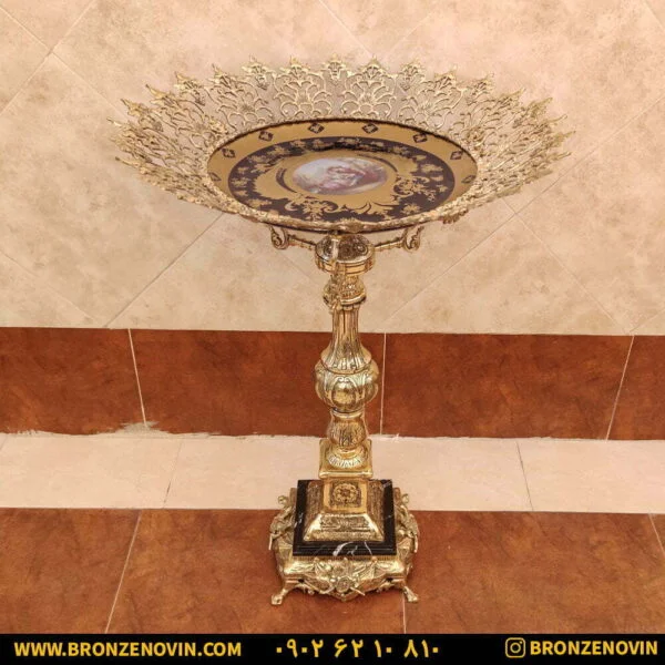 میوه خوری کنار سالنی برنزی