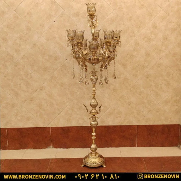 آباژور برنزی ایستاده کنار سالنی فرشته