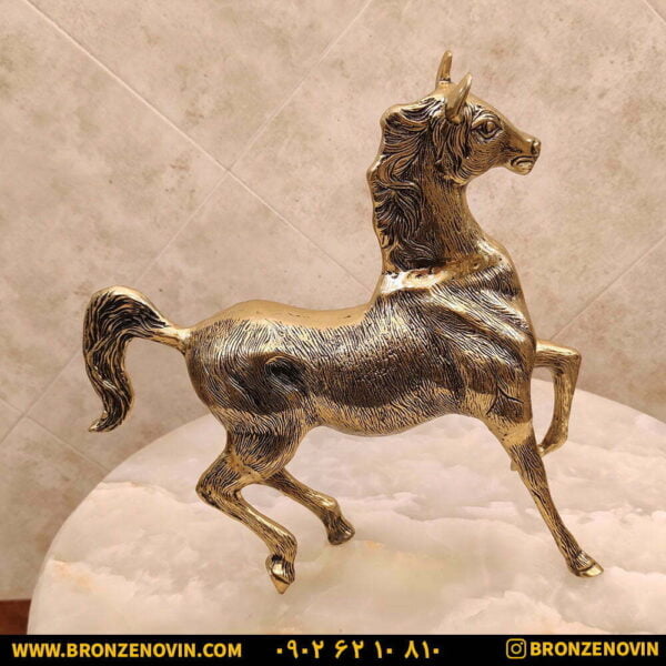 مجسمه اسب برنزی