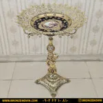 میوه خوری برنزی کنار سالنی پسر بچه