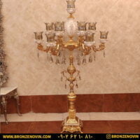 آباژور برنزی ایستاده کنار سالنی