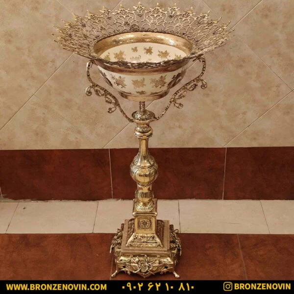 آجیل خوری برنزی کنار سالنی کرم رنگ