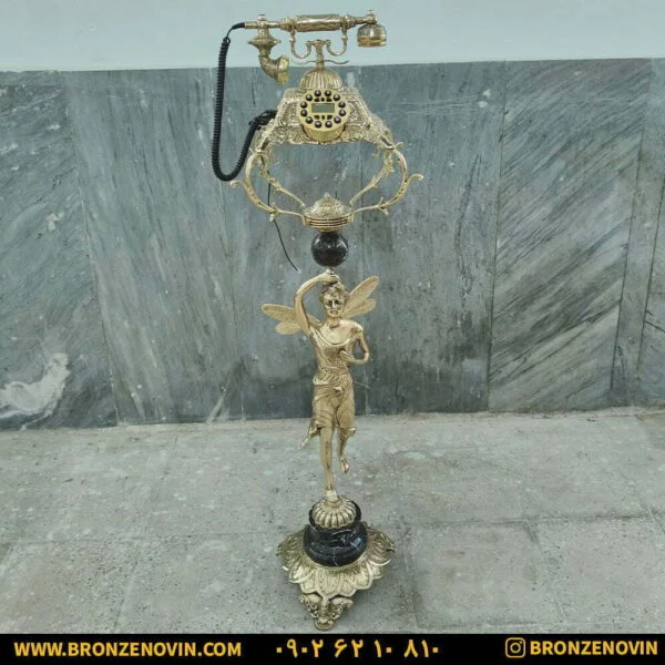 تلفن برنزی ایستاده