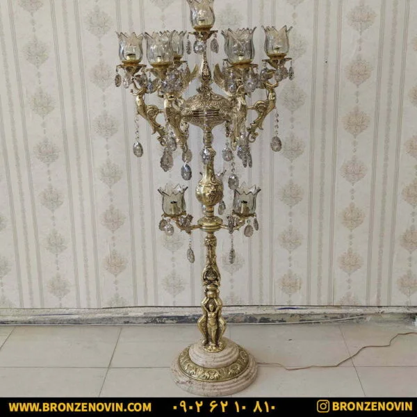 آباژور ایستاده برنجی کنار سالنی فرشته