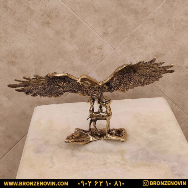 مجسمه برنجی عقاب شکارچی