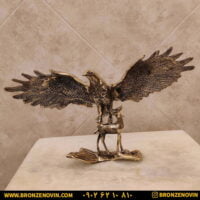 مجسمه برنزی عقاب شکارچی