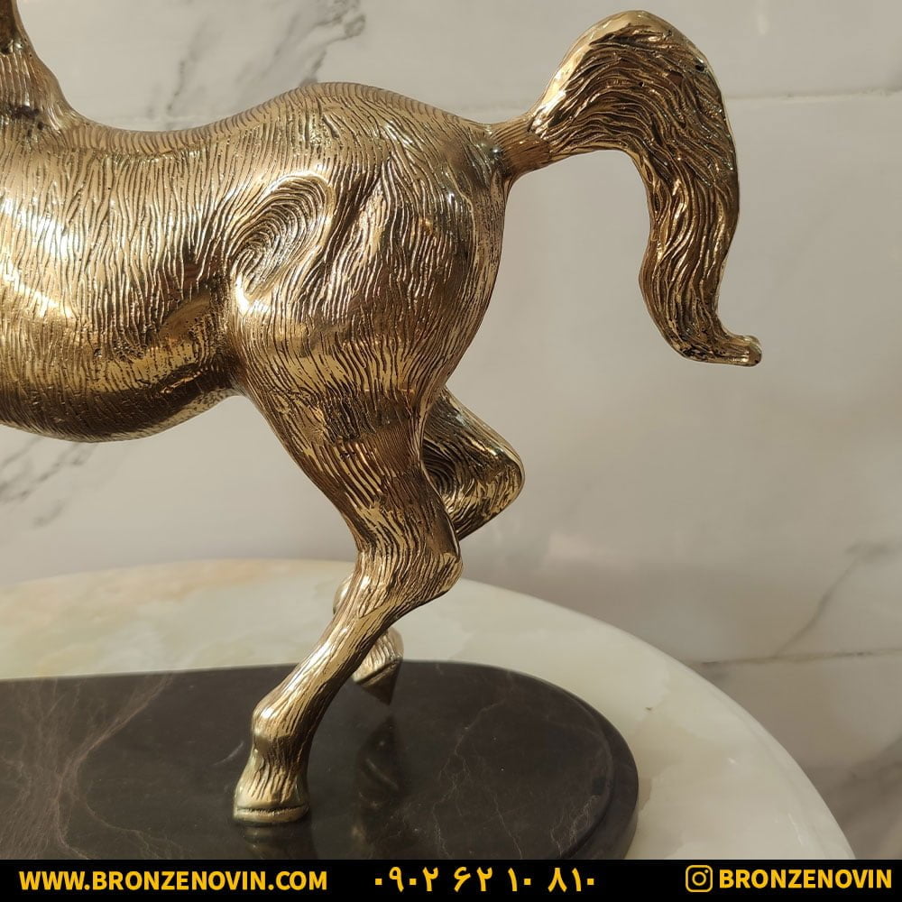 مجسمه برنجی اسب