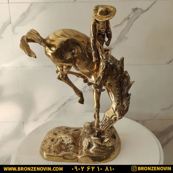مجسمه برنزی لوک خوش شانس