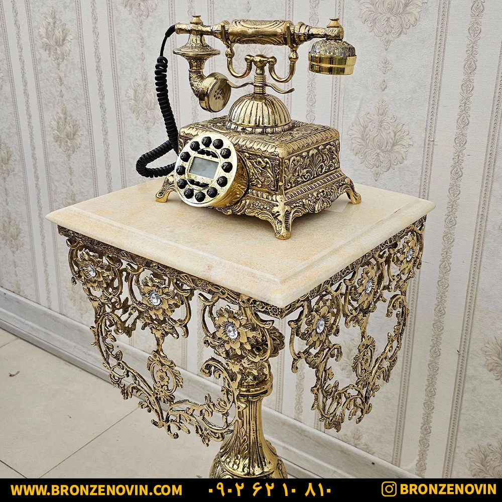 تلفن برنجی ایستاده
