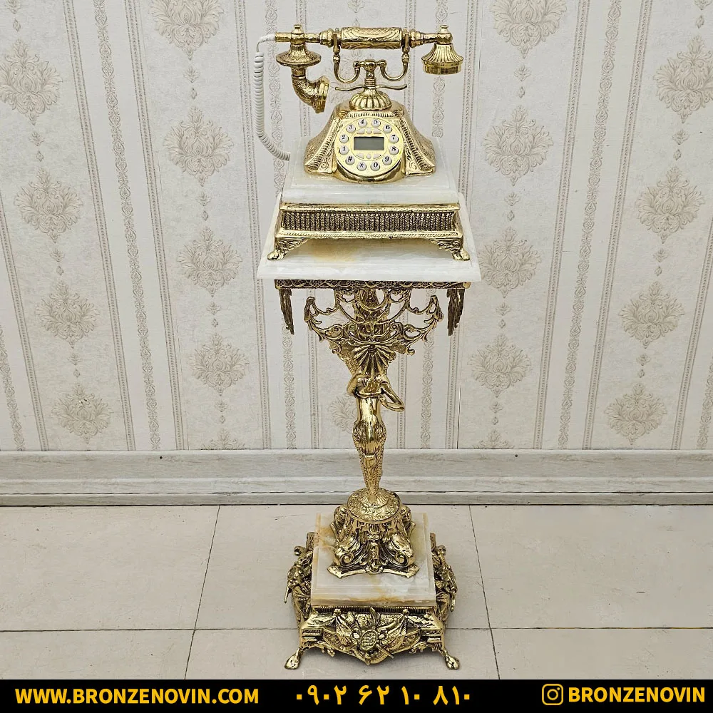 تلفن ایستاده برنزی کنار سالنی پایه دار