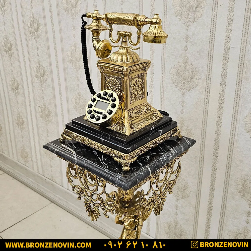 تلفن برنجی ایستاده