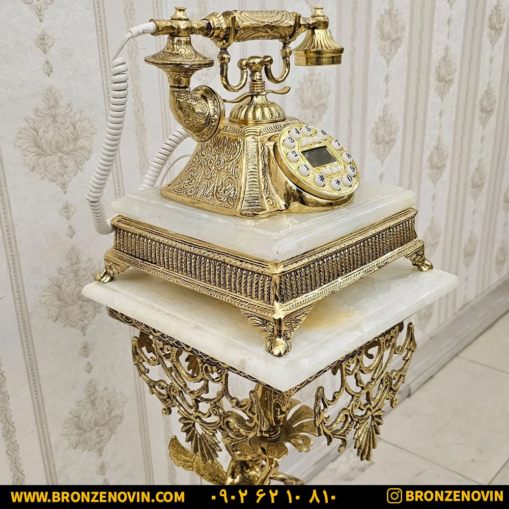تلفن برنزی ایستاده