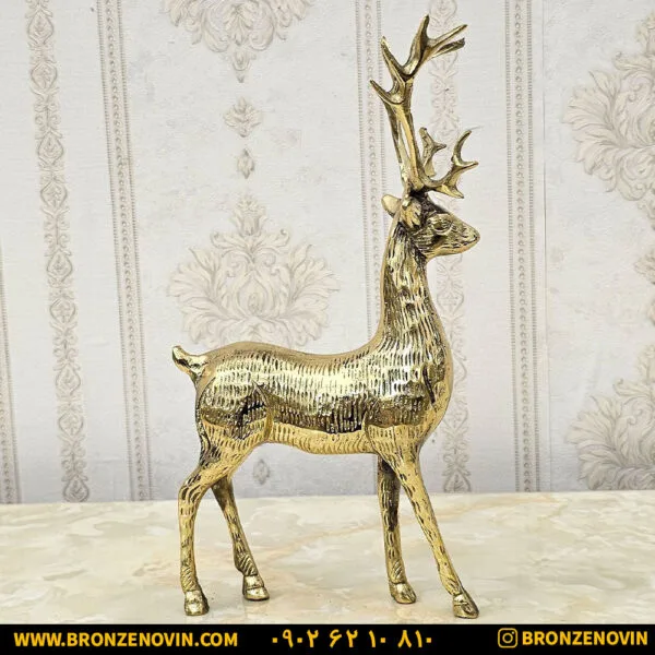 مجسمه برنزی گوزن ایستاده