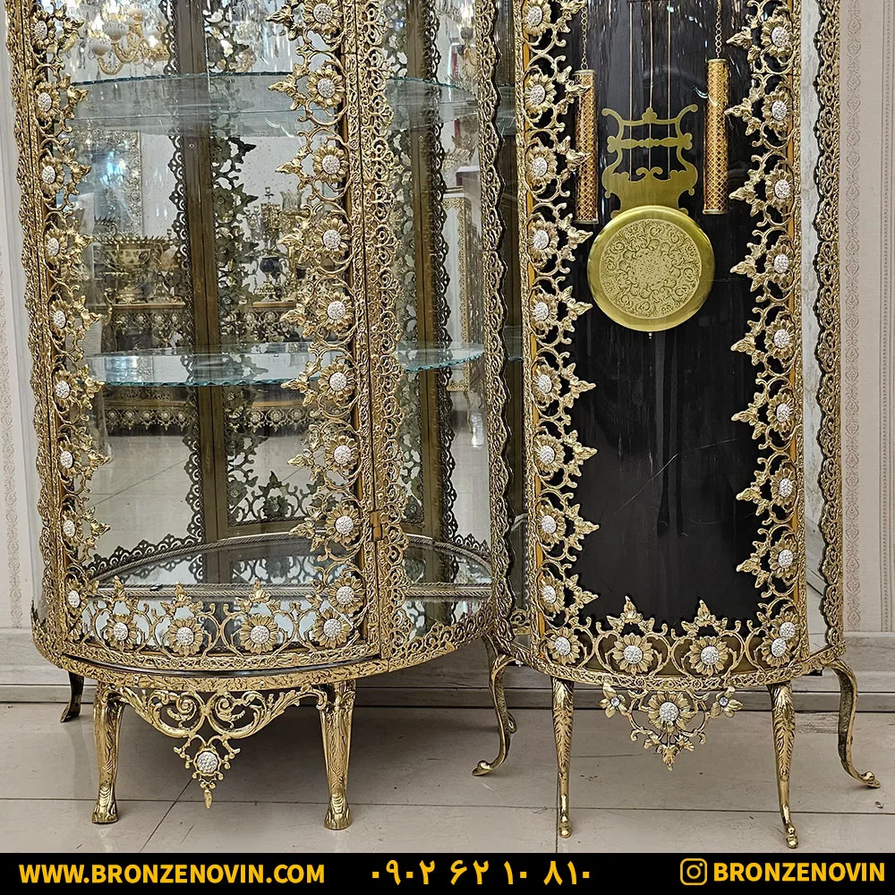 ویترین برنجی و ساعت برنجی