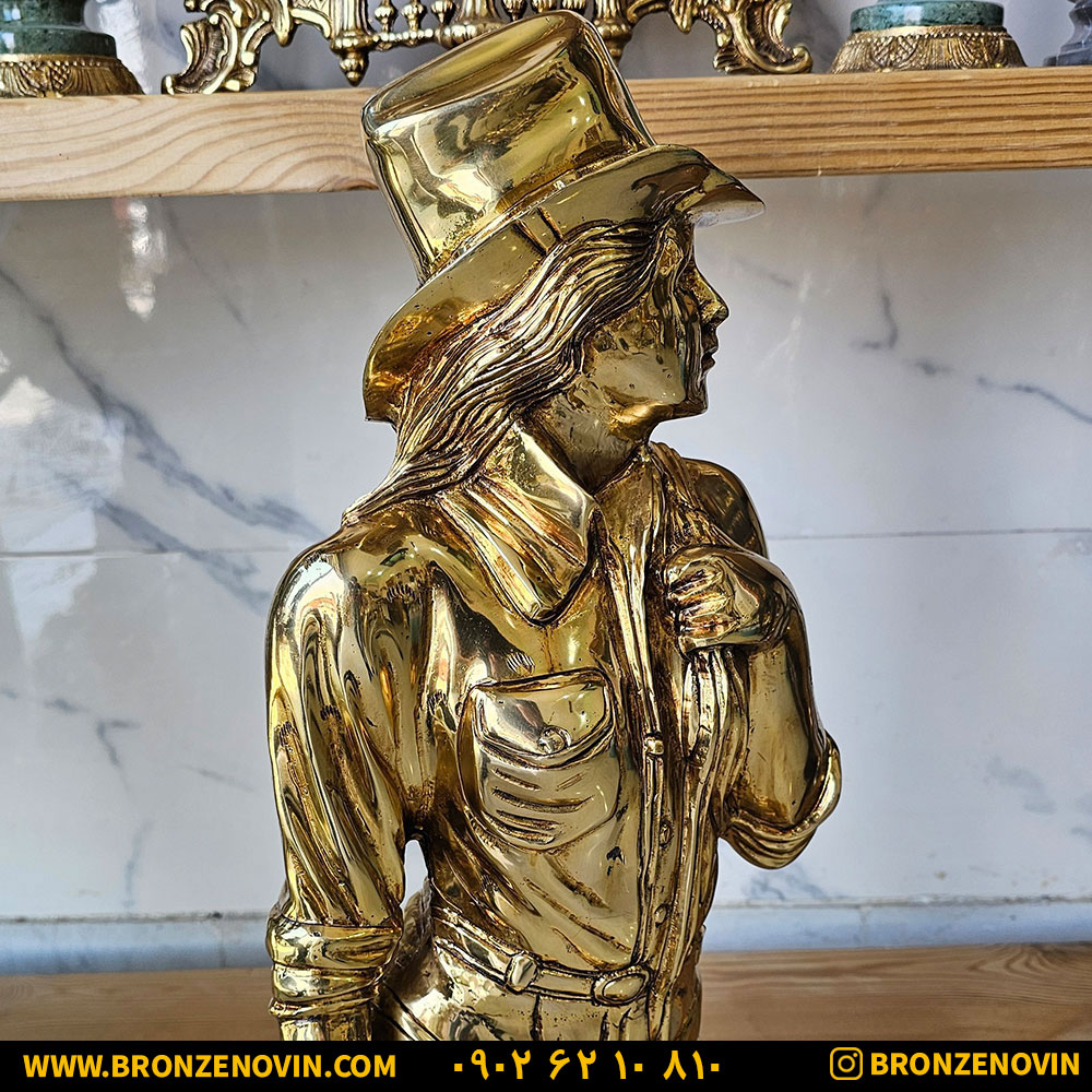 مجسمه برنزی کنار سالنی